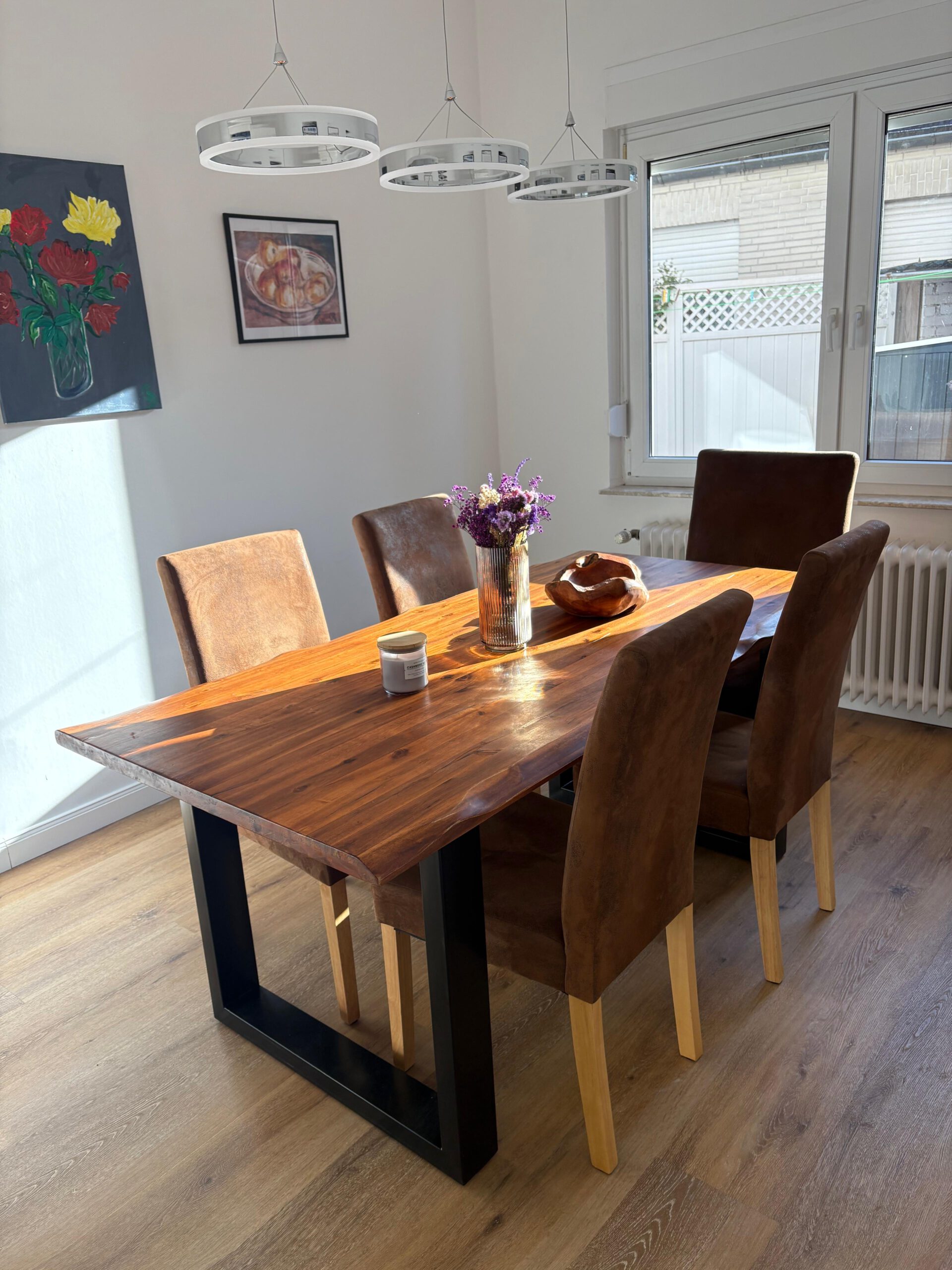 Besprechungszimmer mit Holztisch